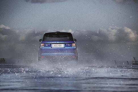 Land Rover - A bordo, i sedili sportivi forniscono un'ulteriore differenziazione visiva e promettono la massima sicurezza per gli occupanti.  width=