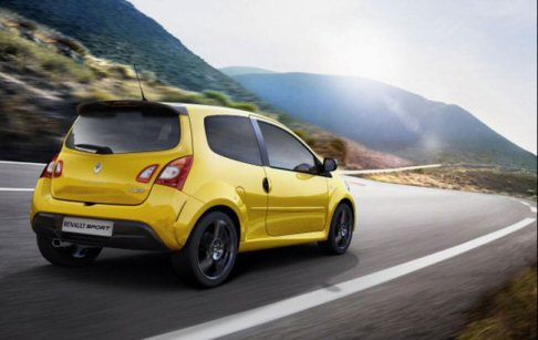 Renault - Nella zona posteriore compare un inedito spoiler, mentre nello scudo si trova un estrattore specifico, con prese aerodinamiche sui passaruota. width=
