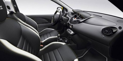 Renault - Disponibile, su richiesta, il Pack Design Grigio Scuro che propone elementi decorativi nelle tonalità Grigio/Dark Metal Freddo e cromati insieme ai cerchi in lega Emotion da 16 pollici, con la sigla R.S. collocata al centro. width=