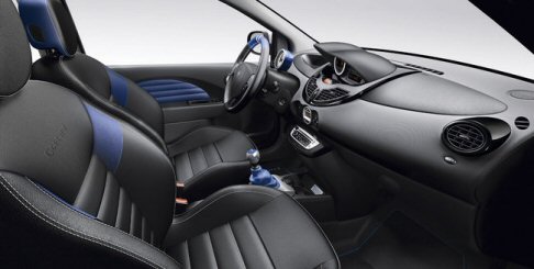 Renault - Troviamo a bordo i cerchi neri diamantati da 17 pollici, i rivestimenti in pelle, gli ambienti interni proposti nella nuova tonalità grigia accanto alla consueta blu, e il climatizzatore automatico.  width=