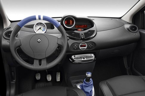 Renault - La carrozzeria sfoggia le tipiche fasce bianche Gordini, abbinate ai colori Blu Malta, Bianco Ghiaccio, Nero Nacré e Rosso Vivo. width=