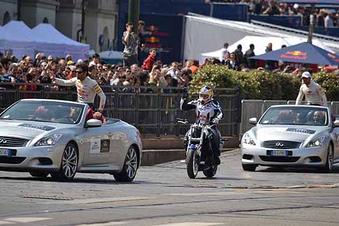 Red Bull - Red Bull F1 Show Run i piloti salutano il pibblico caloroso di Torino width=