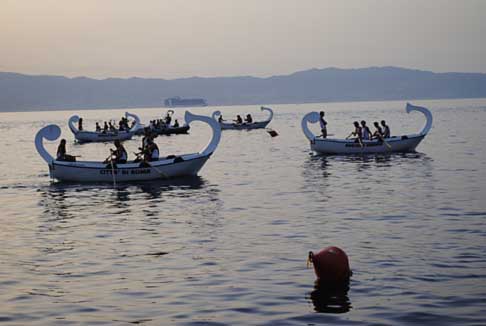 Reggio Calabria - Regata del Mediterraneo finale gara, traguardo con in primo piano la Città di Roma che ha vinto nla competizione width=