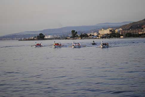 Reggio Calabria - Regata del Mediterraneo le barche in gara sullo stretto a metà percorso width=