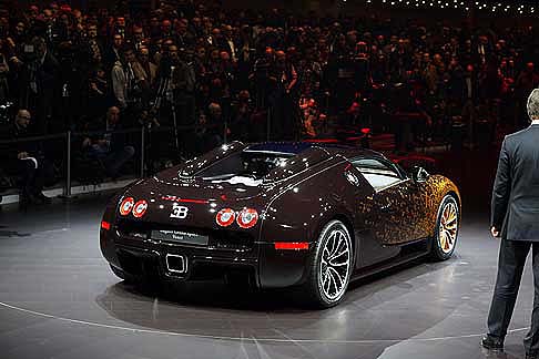 Bentley - LaBugatti Veyron Grand Sport Venet si caratterizza per una livrea bicolore, arancione all’anteriore e marrone al posteriore. Anche i cerchi in lega riprendono questa doppia colorazione.  width=
