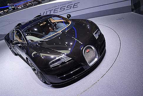 Bentley - I riflettori sono puntati su due versioni della Bugatti Grand Sport Vitesse, che con i suoi 1200 CV è la roadster più potente di tutti i tempi, e sulla Veyron 16.4 Grand Sport, dal corpo in carbonio, offerta in due combinazioni di colore di tono.  width=