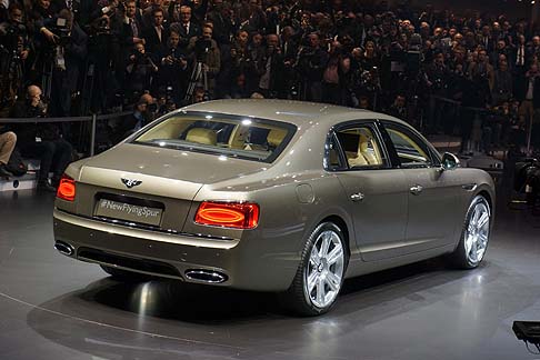 Bentley - La Bentley Flying Spur combina i tradizionali spunti stilistici Bentley a un look sportivo e a dettagli contemporanei. width=