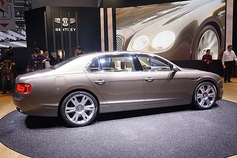 Bentley - La Flying Spur è alimentata dal noto W12 biturbo da 6 litri di Bentley, abbinato a una trasmissione ZF a otto rapporti, in grado di erogare ben 625 CV e 800 Nm di coppia. width=