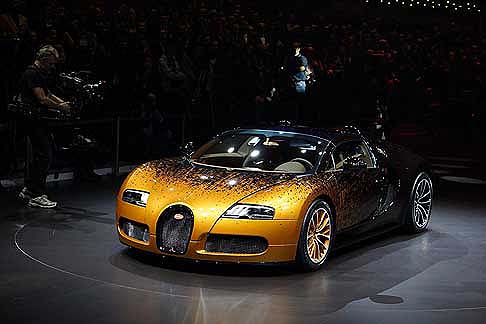 Bentley - La splendida ed esclusiva Bugatti Veyron Grand Sport Venet è uno speciale allestimento creato dall’artista francese Bernard Venet. width=