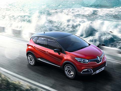 Renault - A bordo troviamo, inoltre, il sistema multimediale R-Link, configurabile dall’utente, navigatore TomTom, cruise control con limitatore di velocità , climatizzatore automatico, gli inserti effetto carbonio per il volante. width=