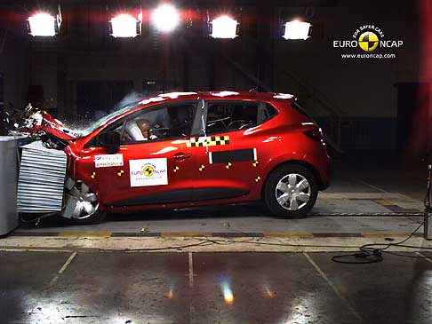 Isuzu - Renault Clio IV front crash test che a conquistato le cinque stelle Euro Ncap width=