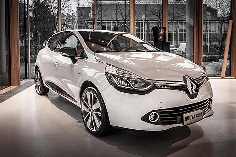 Renault - La serie limitata è riconoscibile dal badge apposto sui passaruota anteriori e dai profili cromati degli inserti delle portiere e dei fendinebbia. width=