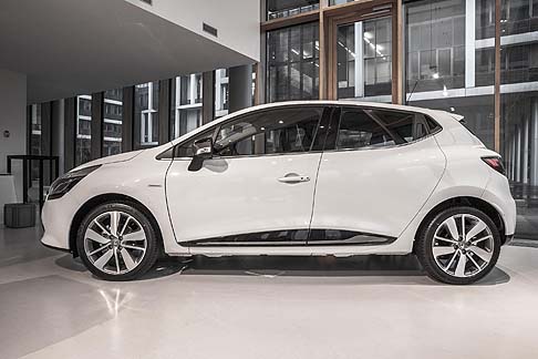 Renault - Renault Clio Costume National inclusi nell´equipaggiamento la tinta bianco ghiaccio, cerchi in lega da 17” diamantati grey, smart nav con parking camera, easy access system e l´esclusiva tokyo bag. Renault Clio Costume National Limited Edition laterale width=
