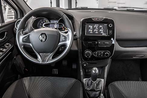 Renault - L’impronta di stile della Clio Costume Natonal è ispirata al colore grigio del logo Costume National ed alla trama di un innovativo pellame laminato ad effetto tridimensionale tipico della maison. width=