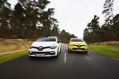 Renault - Presentata al recente Salone di Ginevra, la serie limitata Renault Clio R.S. 220 EDC Trophy è già disponibile in concessionaria al prezzo di 25.900 euro. width=