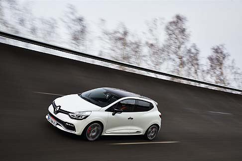 Renault - In dettaglio, il motore della Renault Clio R.S. 220 EDC Trophy dispone del 10% di potenza supplementare e fino a 40Nm di coppia in più, grazie a una nuova mappatura, un turbo di taglia superiore, un circuito di aspirazione che riduce le inefficienze. width=