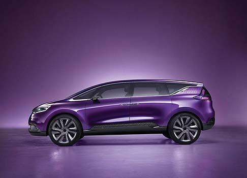 Renault - La carrozzeria adotta la tinta Améthyste, un colore che passa dal nero metallizzato profondo al viola prugna luminoso, in funzione della luce. Nel frontale spiccano, inoltre, i gruppi ottici con tecnologia full LED.  width=