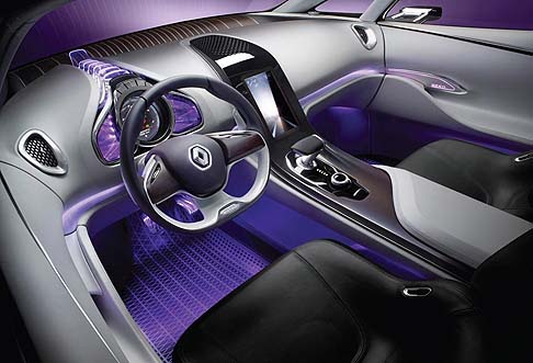 Renault - Il tetto in alluminio e plexiglas rende l’omaggio più formale a Parigi, disegnando la mappa della ville lumière con i suoi quartieri, le avenue e la Senna.  width=