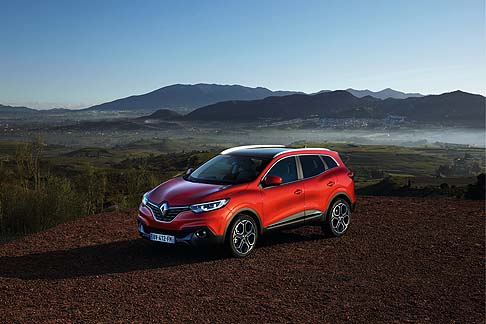 Renault - Versione più ampia rispetto al suv Captur, Renault Kadjar rappresenta il primo crossover del segmento C prodotto dal brand transalpino. width=