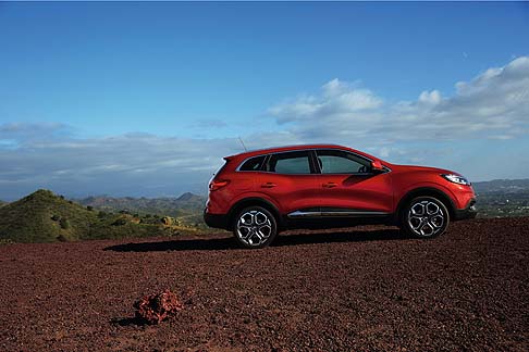 Renault - Grazie alla tinta di lancio Rosso Fiamma, Renault Kadjar si propone in una veste carica di appeal. width=