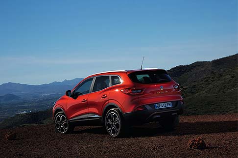 Renault - Le grandi ruote da 690 mm, abbinate a cerchi fino a 19 pollici, in base alle versioni, sottolineano la vocazione sportiva del veicolo. width=