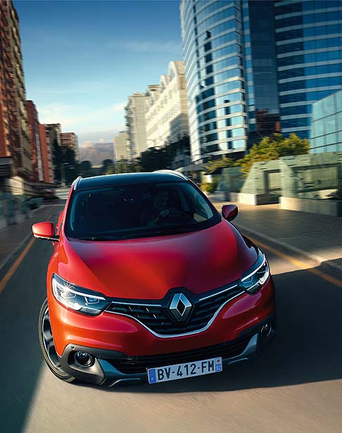 Renault - Non mancano le dotazioni tecnologiche, qui rappresentate dalla connettività con R-Link 2 e dai più moderni sistemi di assistenza alla guida width=