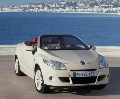 Renault - Ispirata ai mitici anni Sessanta, la special edition Renault Mégane Coupé-Cabriolet Floride è pronta per il lancio commerciale, un anno dopo il debutto ufficiale avvenuto durante la kermesse di Cannes dedicata al grande schermo. width=