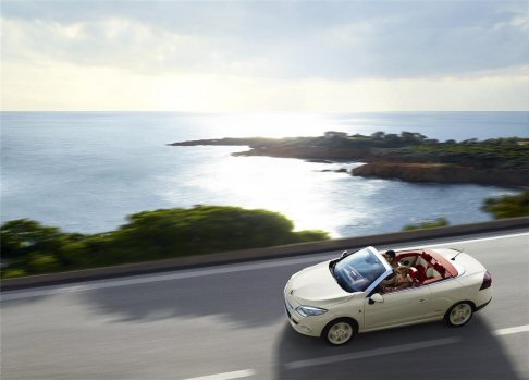 Renault - Il punto di partenza è il modello di serie Renault Megane Coupè cabriolet opportunamente rivisitato per offrire una nuova caratterizzazione estetica.  width=