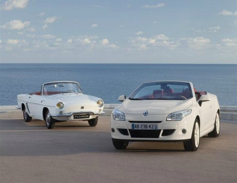 Renault - La carrozzeria è proposta nella elegante tonalità avorio, mente gli interni si distinguono per l’abbinamento in contrasto rosso e avorio.  width=