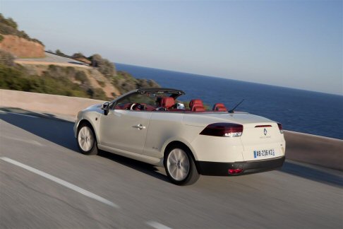 Renault - Nel pack di dotazioni estetiche spiccano i cerchi Sari in alluminio da 17 pollici diamantati, in tinta avorio, ed un elegante tetto panoramico in vetro nero.  width=
