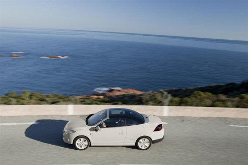 Renault - Renault Mégane CC Floride propone il logo “Floride” applicato sul parafango anteriore, che presenta una grafica in stile retrò. width=