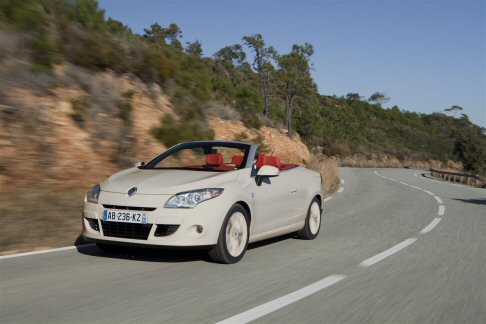 Renault - Ogni esemplare sarà contrassegnato da una placca numerata posta sulla console centrale. width=