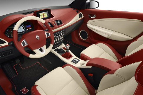 Renault - L’unità disponibile è il motore turbodiesel 1.5 dCi da 110 CV, abbinato al filtro antiparticolato a una trasmissione manuale a sei rapporti. Il listino parte da 29.400 euro. width=