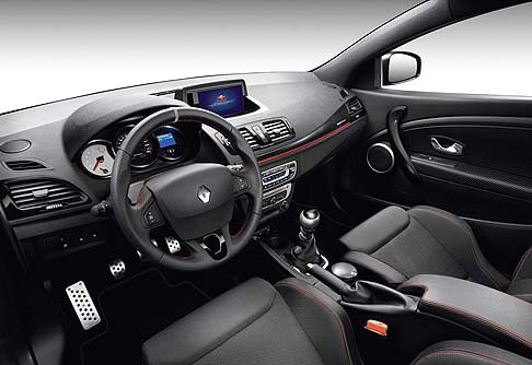 Renault - La Renault Megane RS Red Bull Racing RB8 presenta dettagli verniciati in Platinum Grey, riconoscibili all’interno del paraurti anteriore, nelle calotte degli specchietti laterali e nell’alettone posteriore.  width=