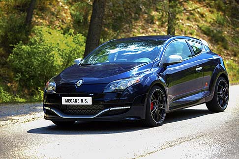 Renault - Il motore è sempre il noto 2.0 turbo twin scroll da 265 CV con funzione Stop & Start, sempre della Renault Mégane RS 265 Trophy.  width=