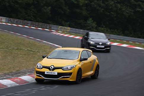 Renault - Per chi è alla guida di questa straordinaria vettura è possibile rivivere le emozioni della pista grazie al sistema R.S. Monitor 2.0, il dispositivo di acquisizione dati più completo del mercato per un veicolo di serie. width=