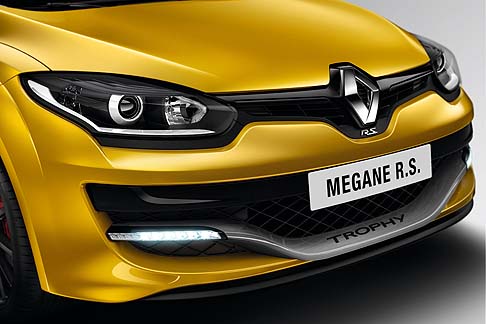 Renault - La Renault Megane R.S. 275 Trophy sarà commercializzata in una ventina di Paesi nei cinque continenti: Australia, Gran Bretagna, Malesia, Germania e Sud Africa. In Francia, gli ordinativi si apriranno il 3 giugno, al prezzo di 38.000 euro. width=