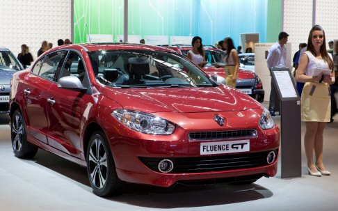 Renault - Versione sportiva della berlina tre volumi, la Renault Fluence GT offre un motore turbo dalla potenza di 180 cv, telaio sport e uno specifico design sportivo. width=