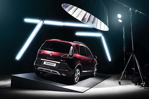 Renault - Nella versione top di gamma Energy, inoltre, Scénic XMOD Cross offre un volante sportivo, pedaliera e pomello della leva del cambio in alluminio e nuovi elementi di decorazione interna. width=