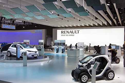 Renault - Vista stand Renault con le auto elettriche Twizy e Zoe ZE al Motorshow di Francoforte width=