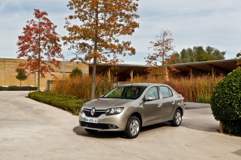 Renault -  Presentata in veste di anteprima al Salone di Istanbul insieme all’altra premiere del salone turco Fluence, la Renault Symbol, si aggiorna per offrire tutte le caratteristiche richieste dalla clientela di Paesi emergenti come Turchia, Algeria e Tunisia. width=