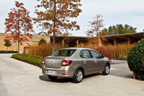Renault - La rinnovata berlina tre volumi si ispira alla quarta generazione della transalpina Renault Clio, dalla quale si distingue per alcuni elementi stilistici. width=