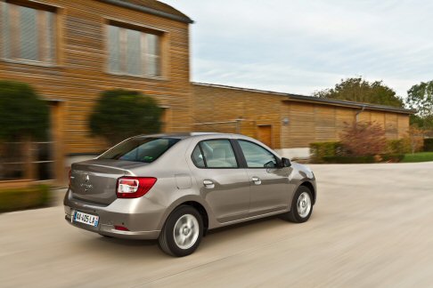 Renault - La Renault Symbol si avvale della spinta propulsiva del potente motore sovralimentato a benzina 1.0 litri Tce da 90 CV, che promette un consumo medio ed emissioni inquinanti pari a 5.3l/100km e 122g/km di CO2. width=