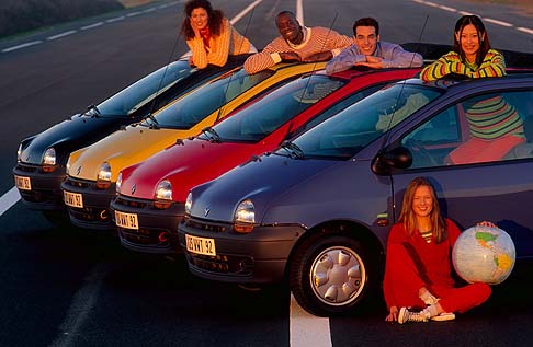 Renault - Il nome Twingo nasce dalla fusione di “Twist”, “Swing” e “Tango” e si offre alla clientela con un design vivace e dinamico, che trasmette gioia di vivere. width=