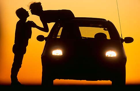 Renault - È la volta delle special edition nel 1996, che vedrà la proposta del modello Benetton e della Twingo’Matic, equipaggiata con trasmissione automatica a 3 rapporti e con un motore dalla potenza maggiorata di 5 CV.  width=