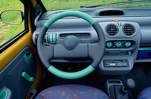 Renault - Nel 1998 viene commercializzato il restyling della vettura, con evoluzione di telaio, sedili, plancia, gruppi ottici e paraurti anteriore, e compare la serie limitata Elite. width=