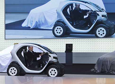 Renault - Presentazione stand Renault con Jérôme Stoll, Executive Vice President, Sales and Marketing & Light Commercial Vehicles a bordo della Renault Twizy width=