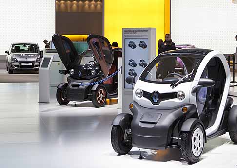 Renault - Panoramica stand Renault con l´auto elettrica Twizy al Salone di Francoforte width=