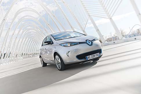 Renault - Dopo il debutto in veste di anteprima mondiale, avvenuto in occasione del Salone di Ginevra 2012, la vettura è pronta per il lancio commerciale europeo, dopo quello francese iniziato alla fine del 2012. width=