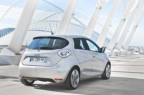 Renault - Prima auto progettata per un funzionamento al 100% elettrico, Renault ZOE è offerta a partire da 21.650 € (prezzo Italia IVA inclusa; noleggio della batteria da 79 €/mese, IVA inclusa, per 12.500 km annui su 3 anni). width=